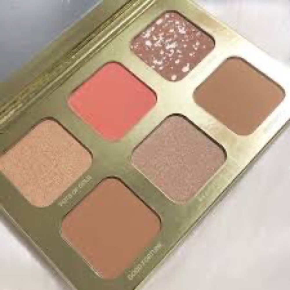💜 True + Luscious Lucky Glow Palette